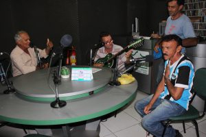 Os poetas Zé Francisco, Agostinho Oliveira e Nascimento Araújo na rádio Verde Vale